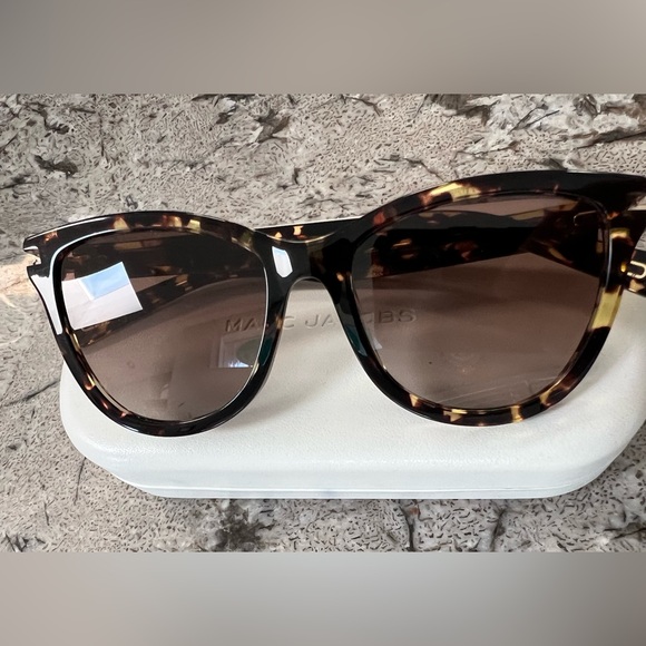 Marc Jacobs Accessories - Marc Jacobs tortoise sunnies with case